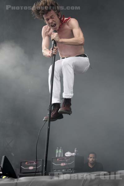 CAGE THE ELEPHANT - 2014-08-22 - SAINT CLOUD - Domaine National - Scene de la Cascade - Matthew Ray Shultz